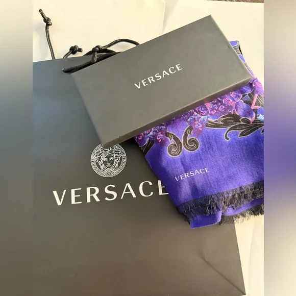 NWT VERSACE ORCHID BAROCCO
WOOL-SILK BLEND SHAWL/SCARF - Picture 10 of 11